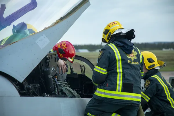 Pelastajat lentokoneen ohjaamolla harjoituksessa