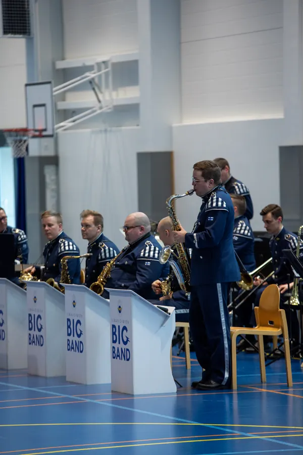 Saksofonisti ja Ilmavoimien soittokunnan Big Band koulukonsertissa